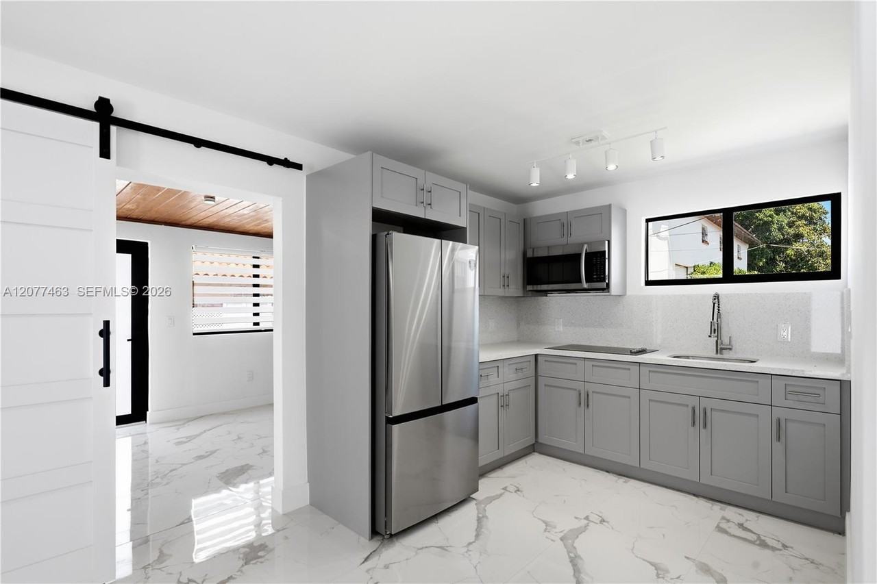 6755 Sw 27th St - Photo 5 of 8
