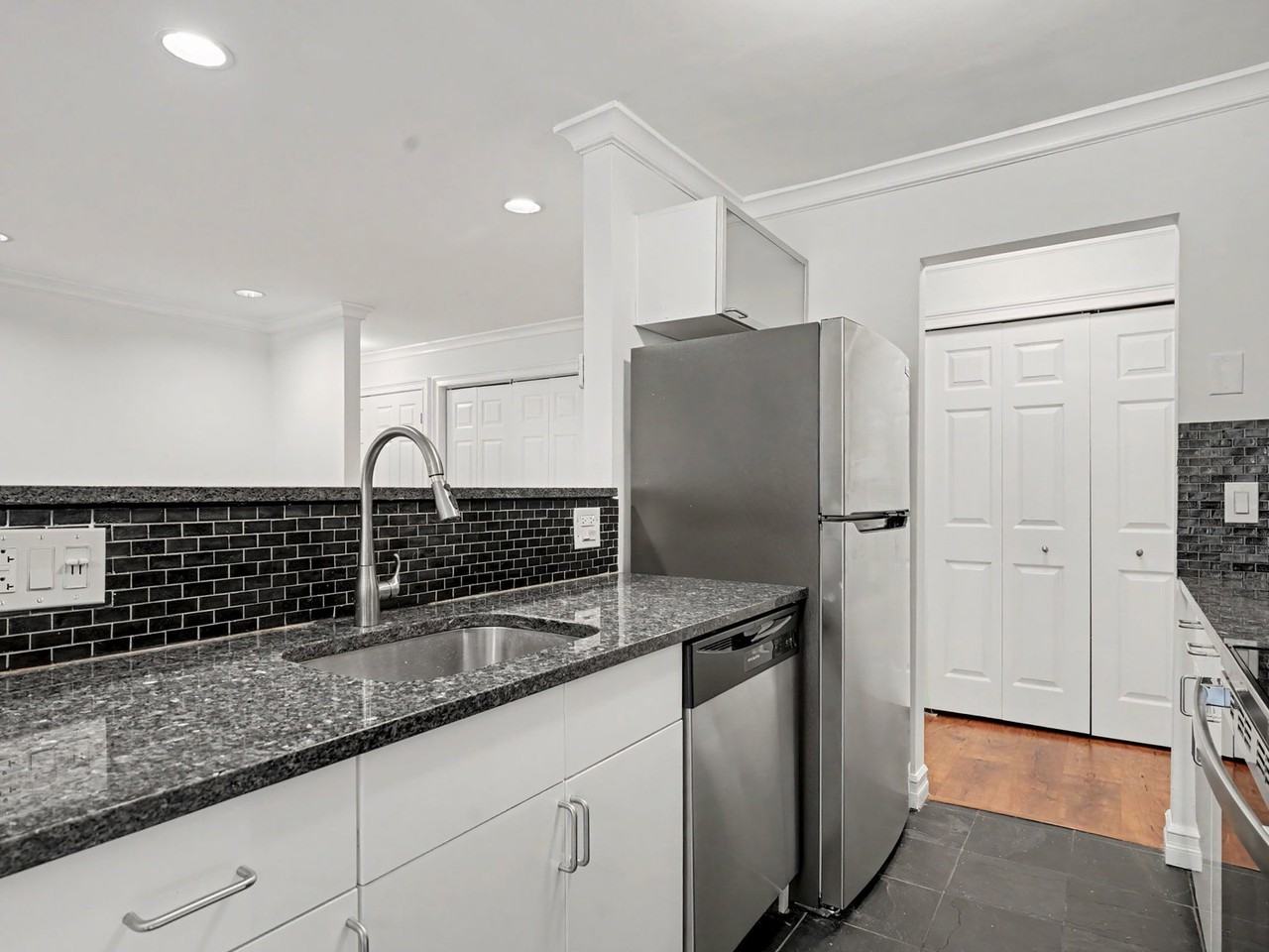 180 Glenbrook Rd #I - Photo 3 of 8