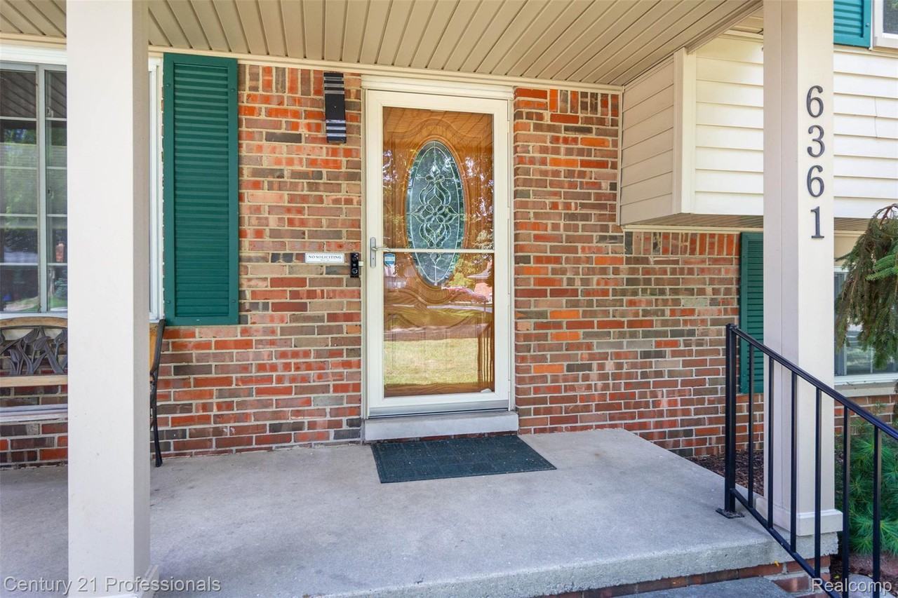 6361 Emerald Lake Dr - Photo 4 of 50