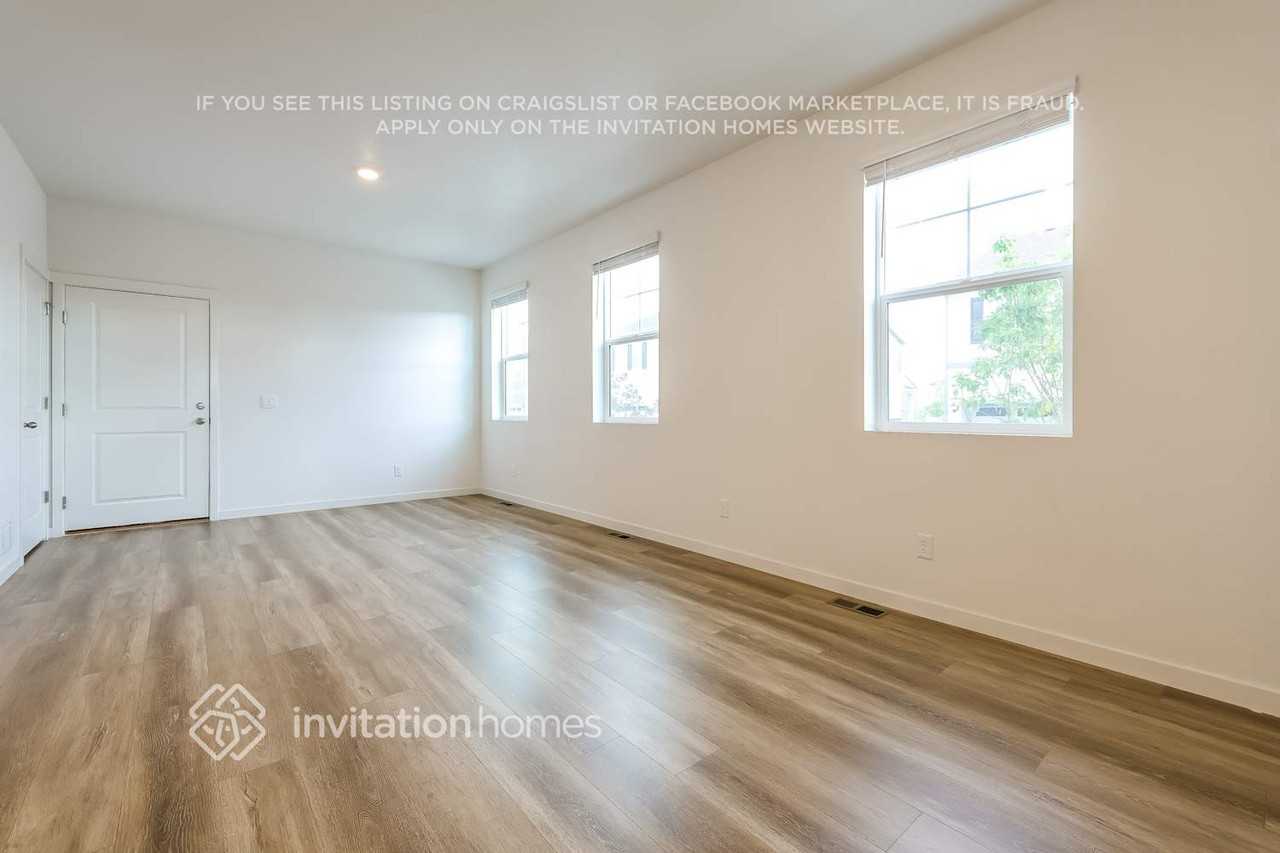287 S Uriah St - Photo 4 of 19