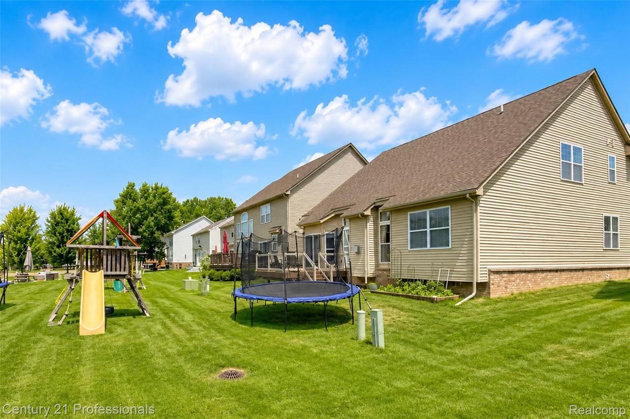 27089 Maxwell Ct - Photo 4 of 50