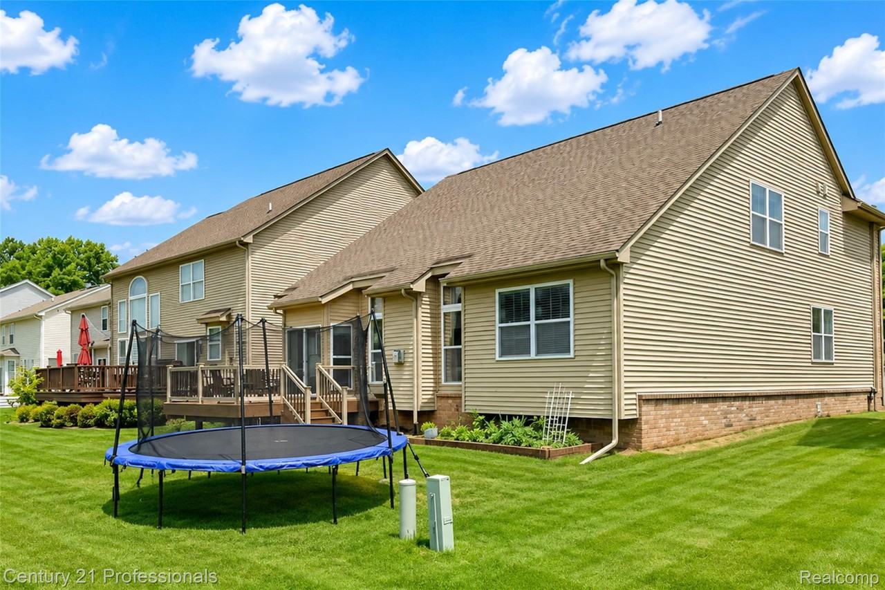 27089 Maxwell Ct - Photo 5 of 50