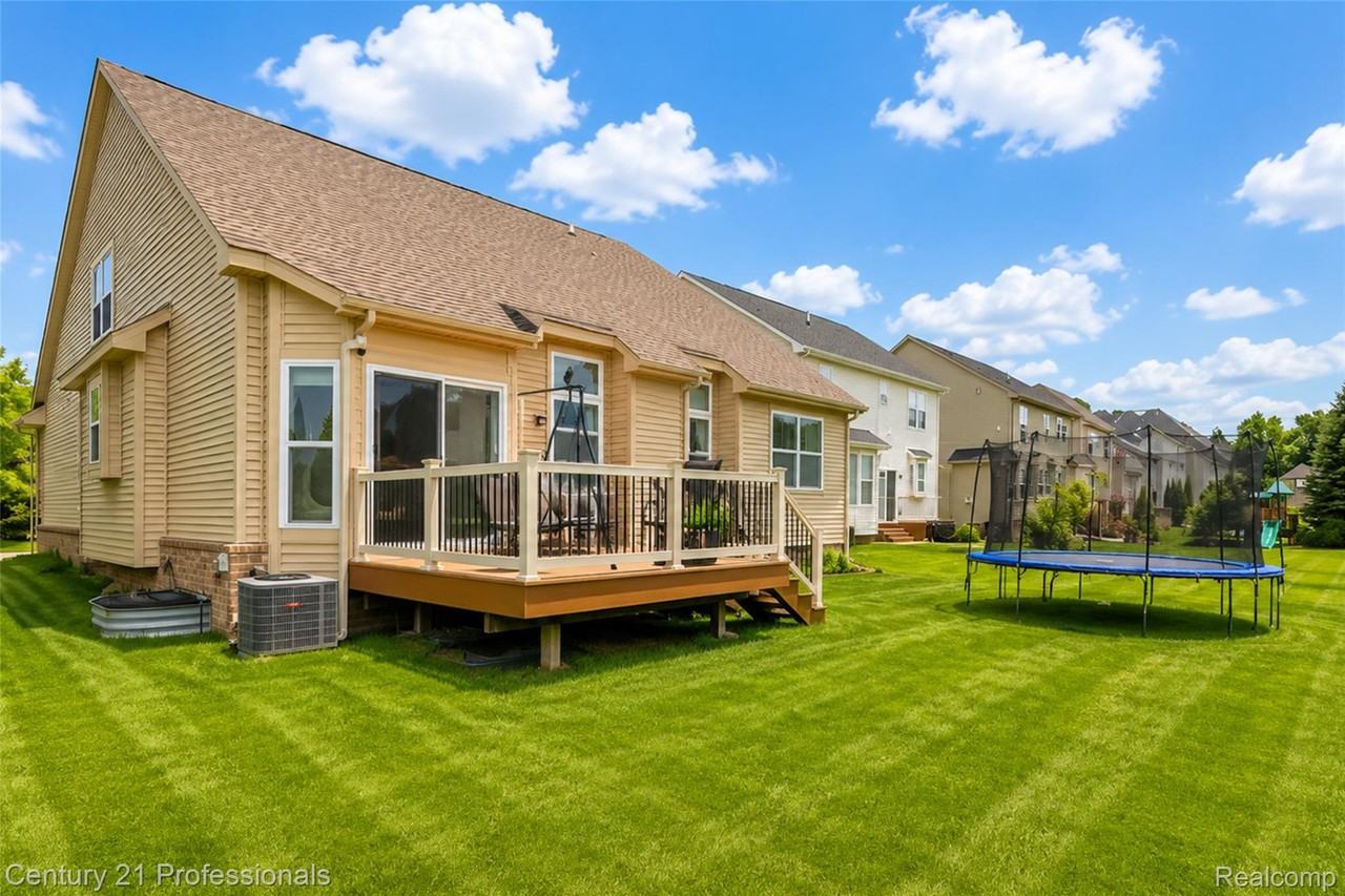 27089 Maxwell Ct - Photo 7 of 50