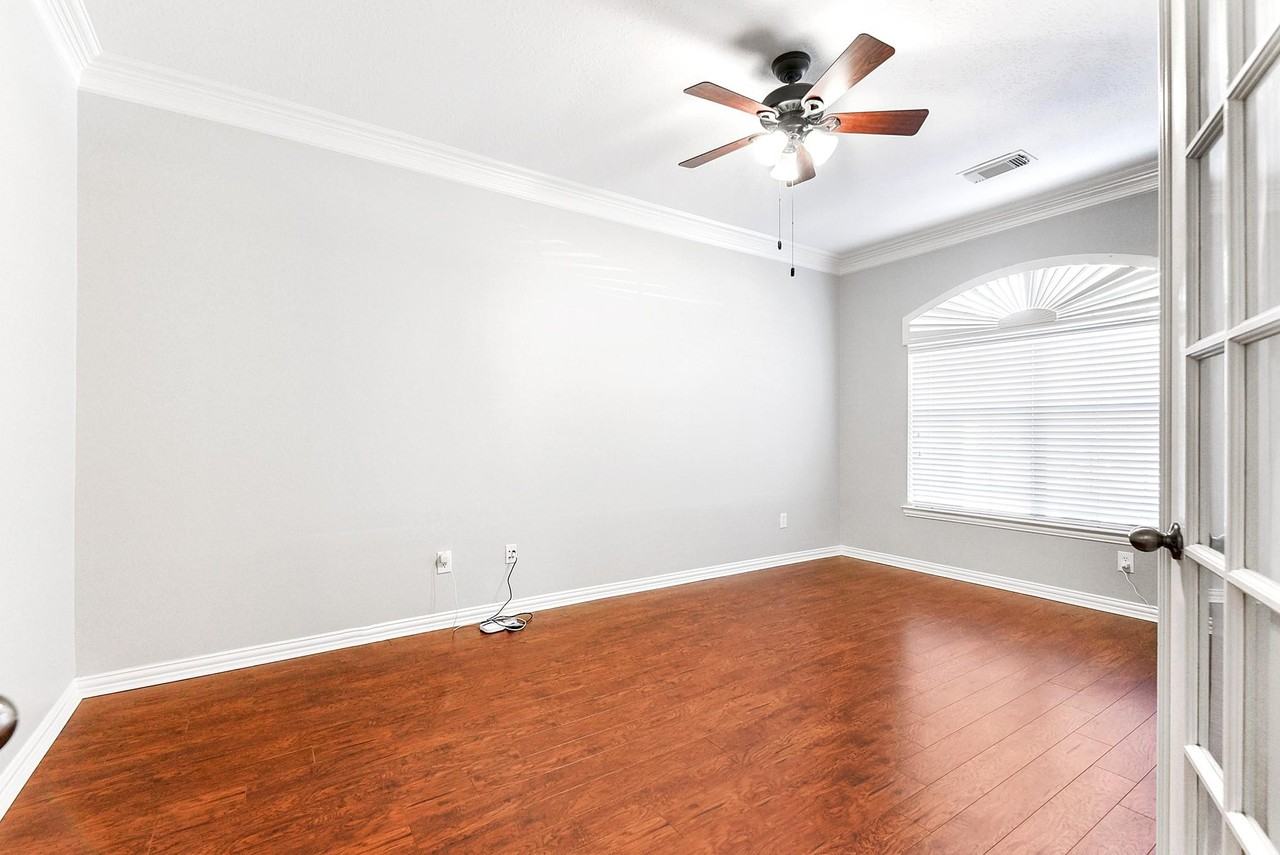 28223 Daystrom Ln - Photo 7 of 50