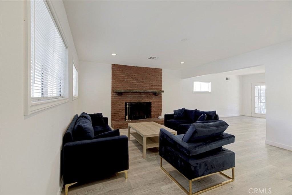 14918 Wyandotte St - Photo 4 of 34