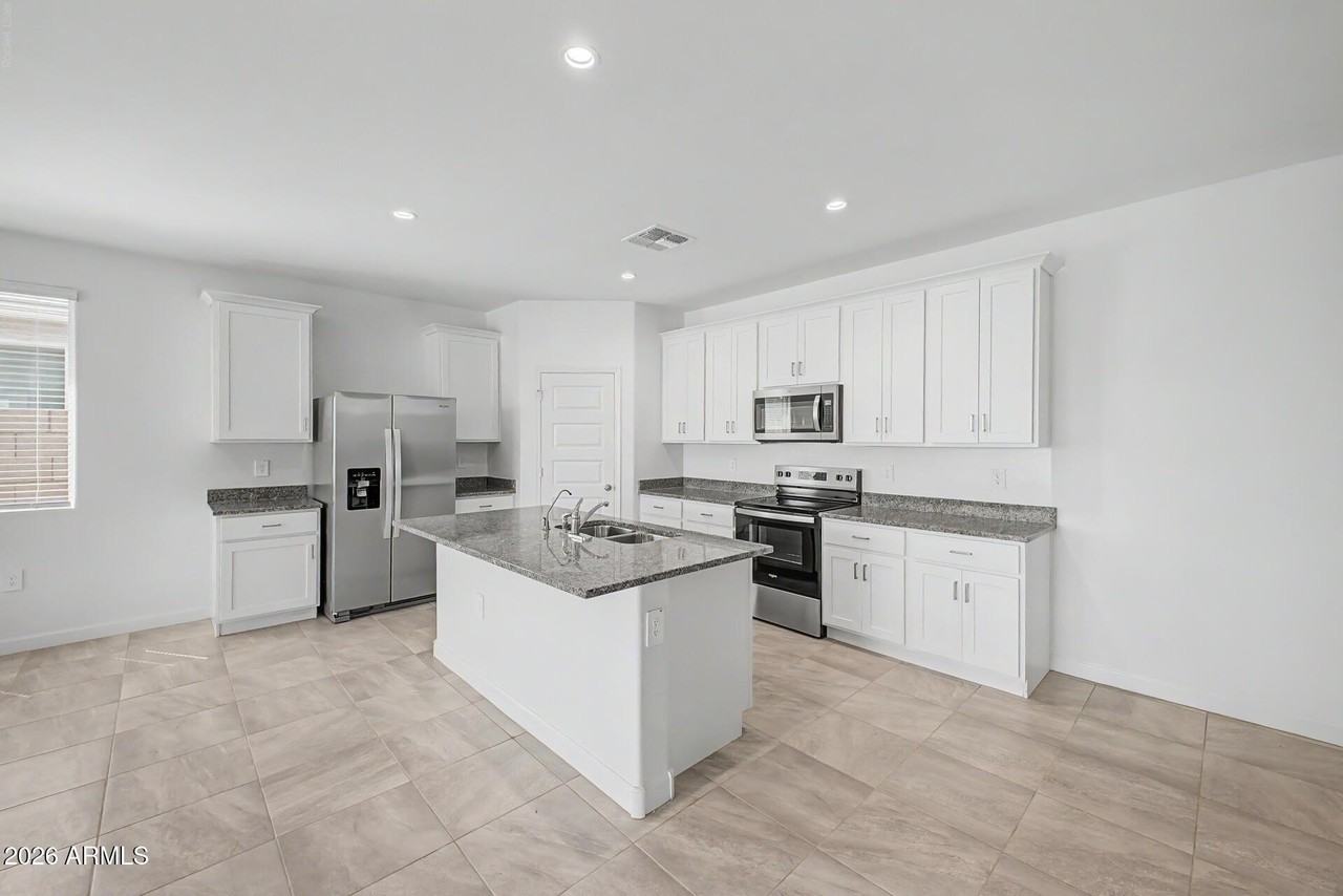 38155 W Giallo Ln - Photo 6 of 34