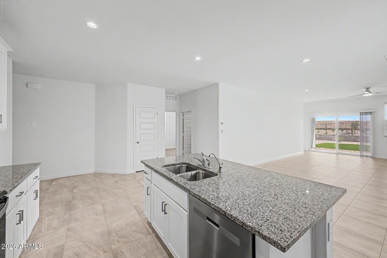 38155 W Giallo Ln - Photo 7 of 34