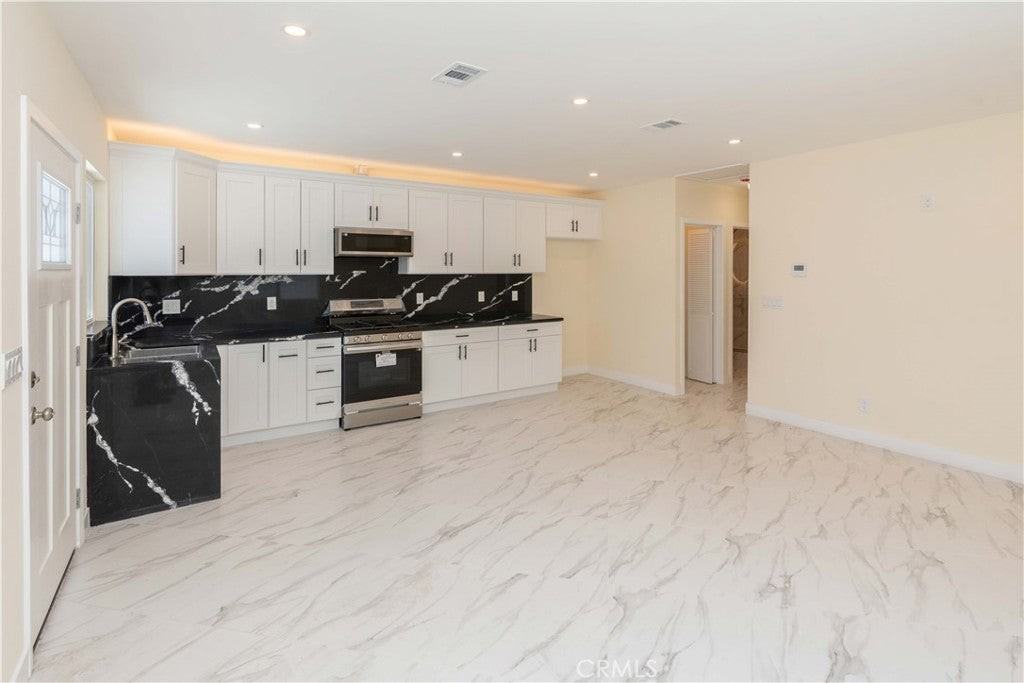 536 Myrtle St - Photo 3 of 15