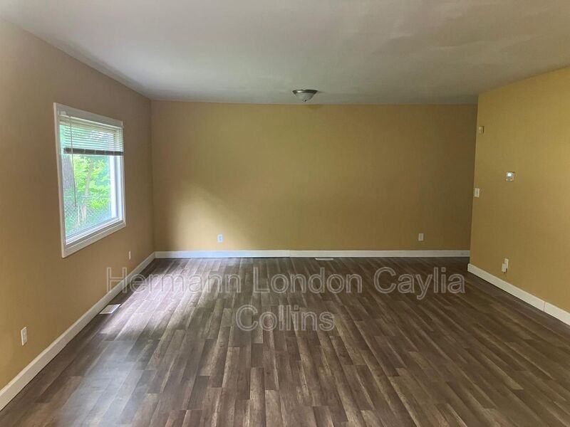 251 Georgia Ave - Photo 6 of 23