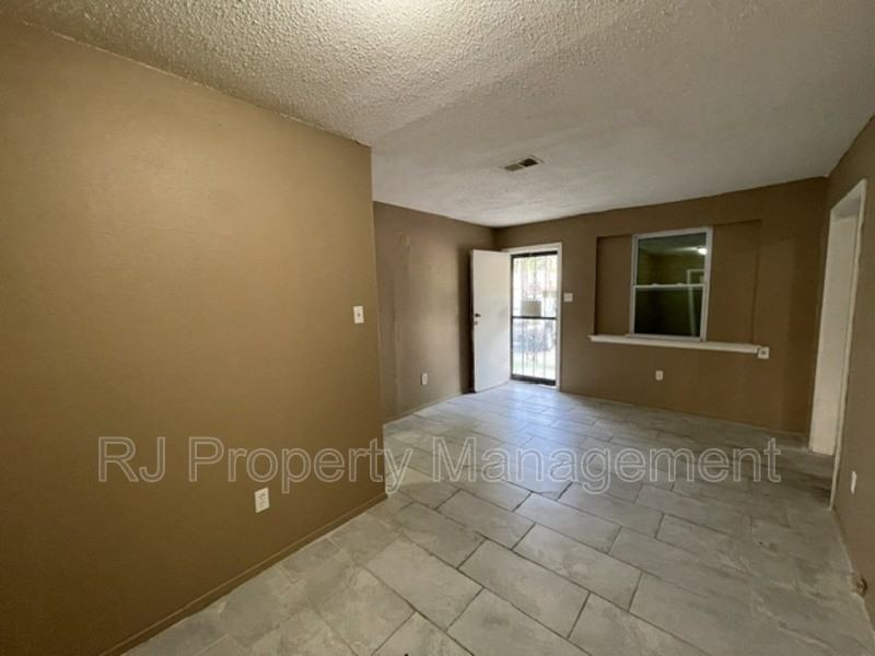 1766 Cincinnati Rd - Photo 4 of 14