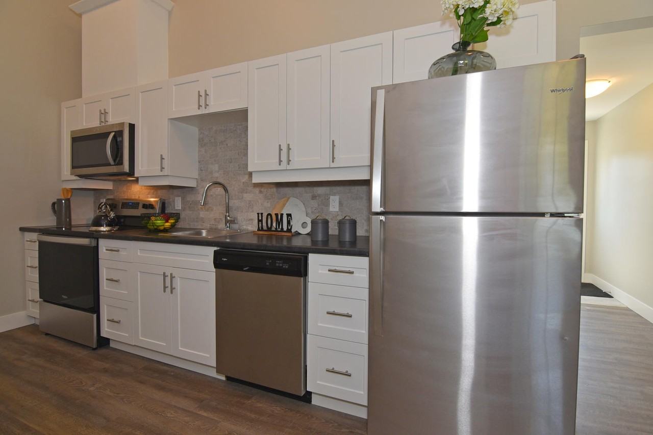 112 Roehampton Ave - Photo 2 of 19