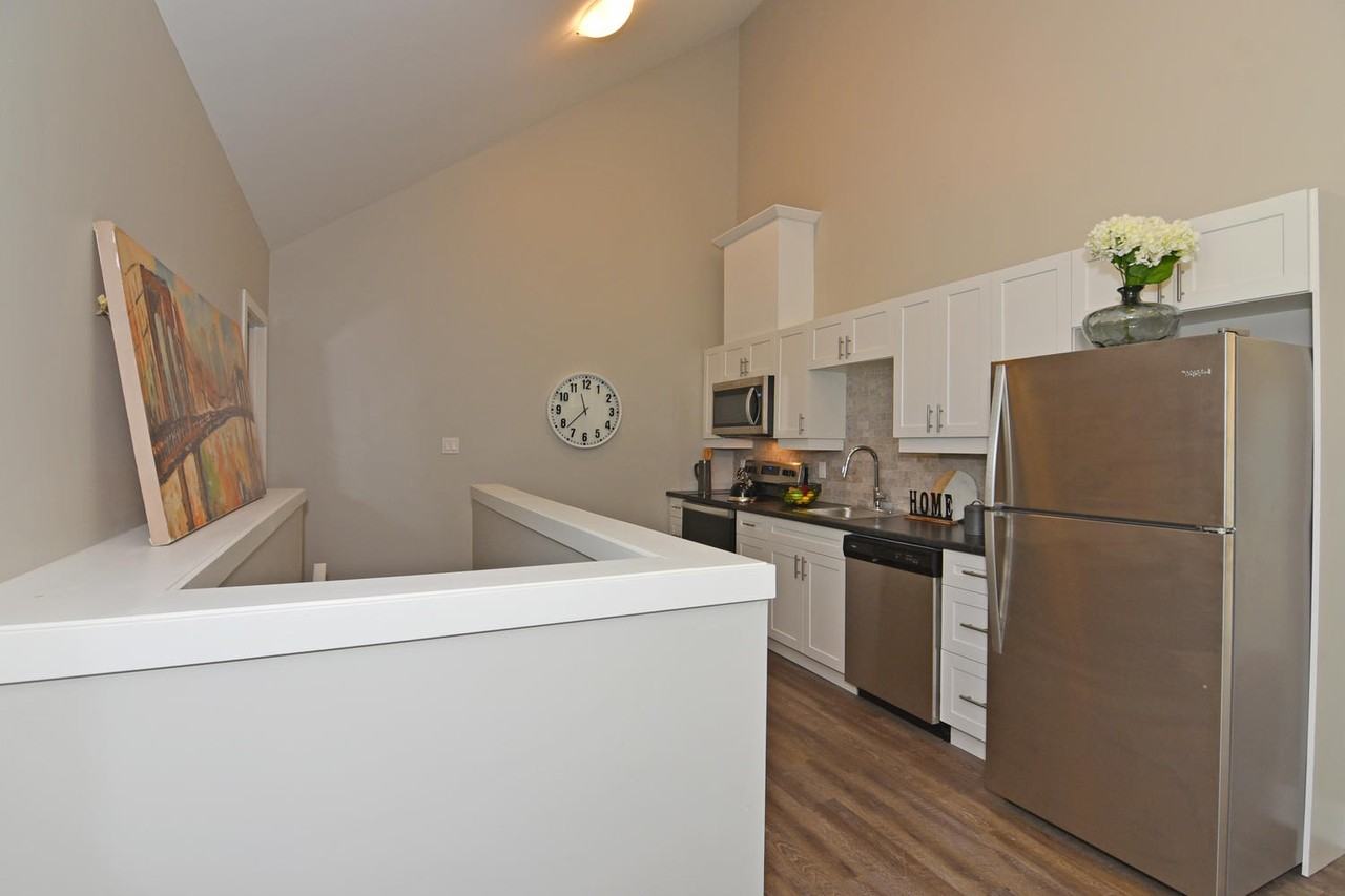 112 Roehampton Ave - Photo 3 of 19