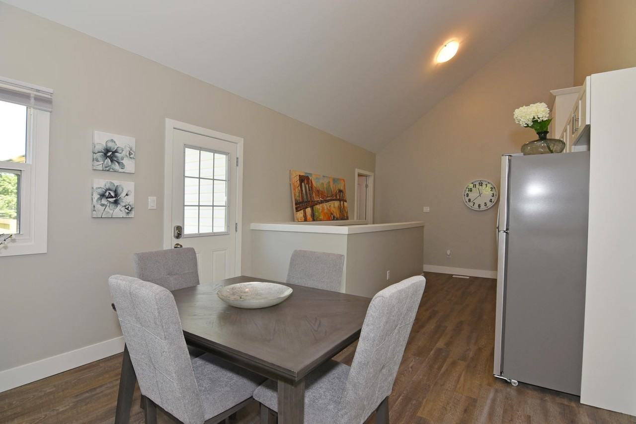 112 Roehampton Ave - Photo 4 of 19