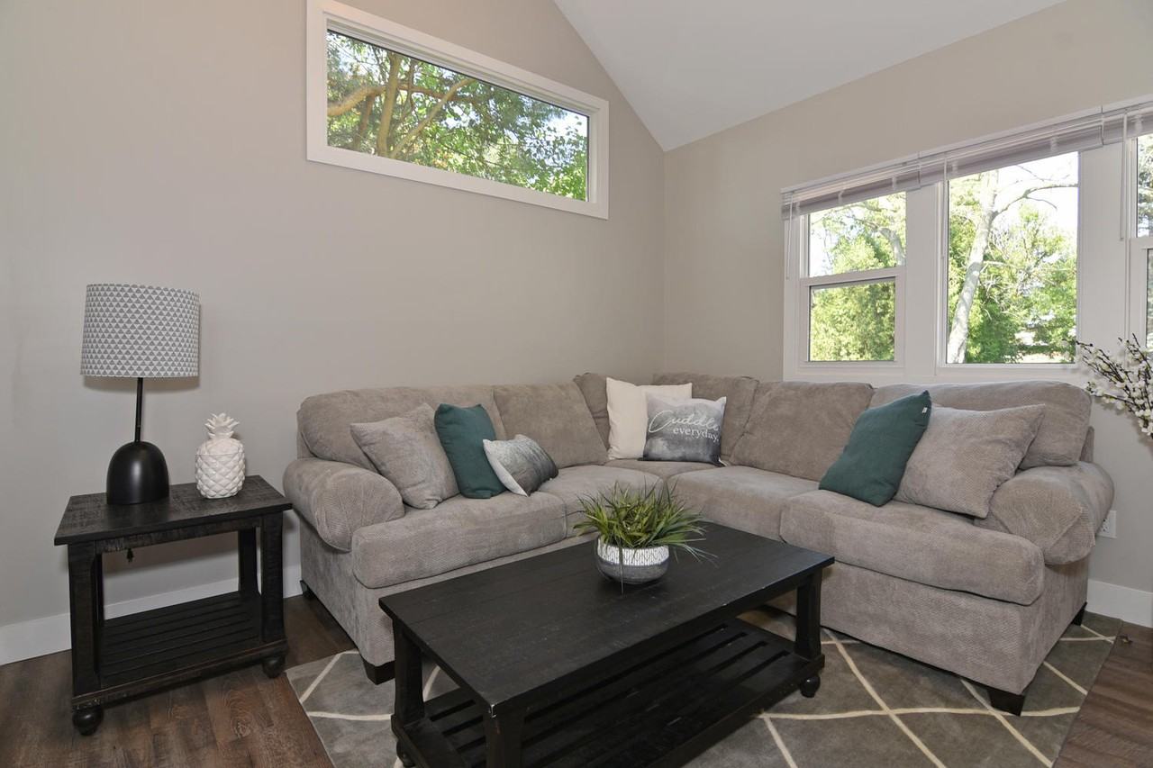 112 Roehampton Ave - Photo 6 of 19
