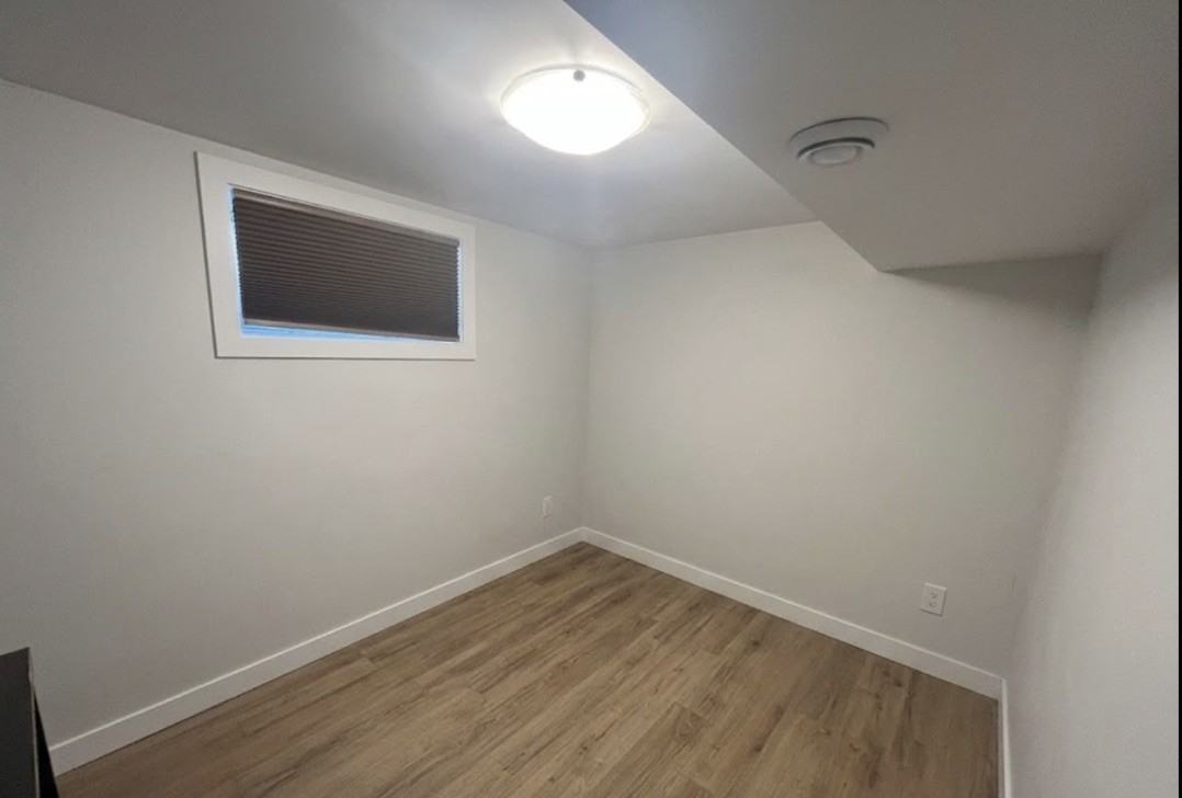 719 Avenue I S - Photo 5 of 7
