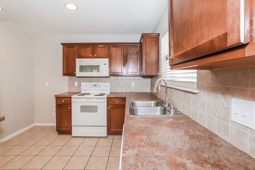 8809 Sagebrush Trl - Photo 7 of 16