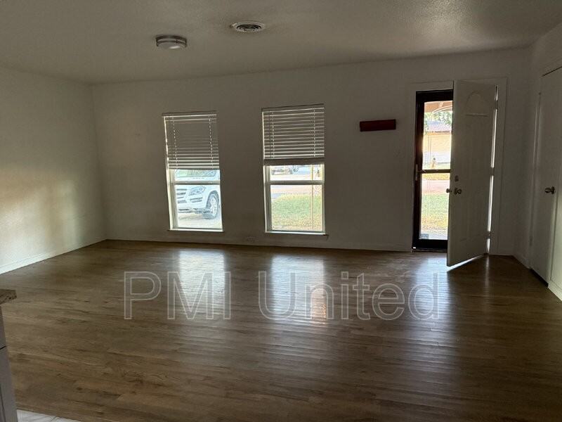 224 Oak Dr E - Photo 2 of 12