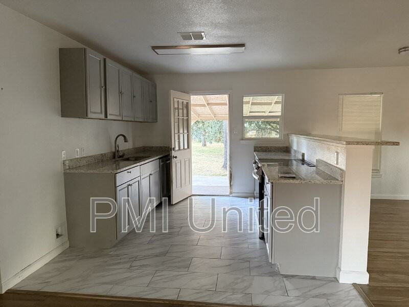 224 Oak Dr E - Photo 4 of 12