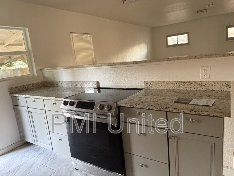 224 Oak Dr E - Photo 5 of 12
