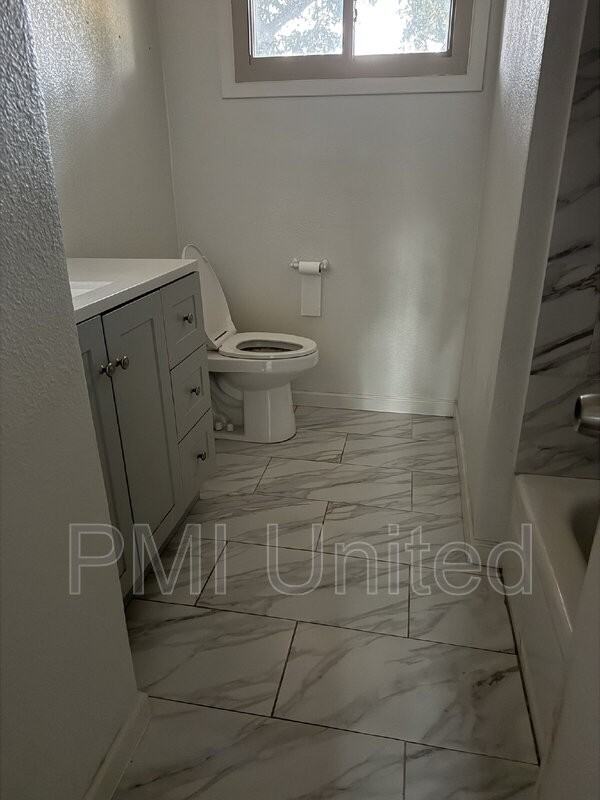 224 Oak Dr E - Photo 7 of 12