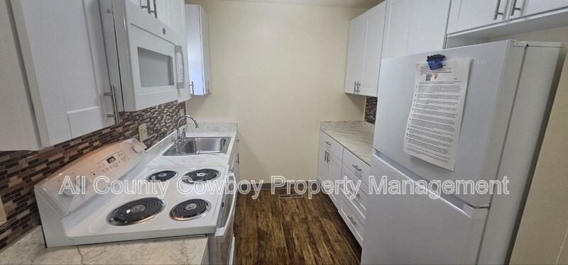 1017 E 8th St - Photo 2 of 10