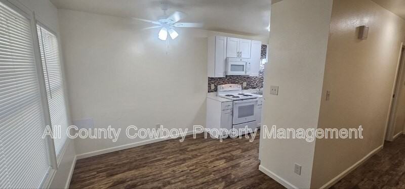 1017 E 8th St - Photo 3 of 10