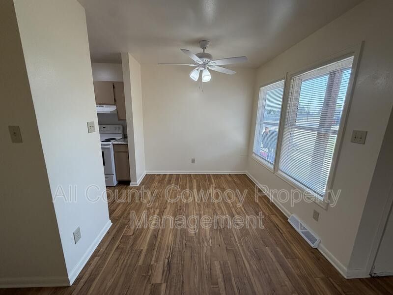 140 Cribbon Ave - Photo 5 of 11