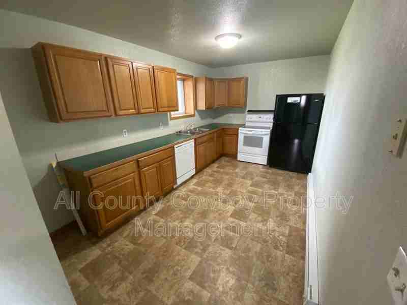 1557 Jefferson St #B - Photo 2 of 8