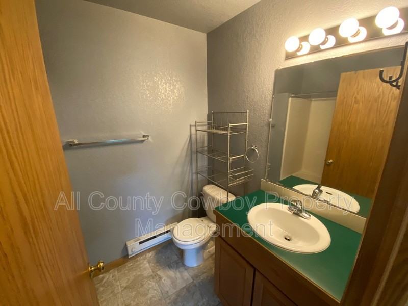 1557 Jefferson St #B - Photo 4 of 8