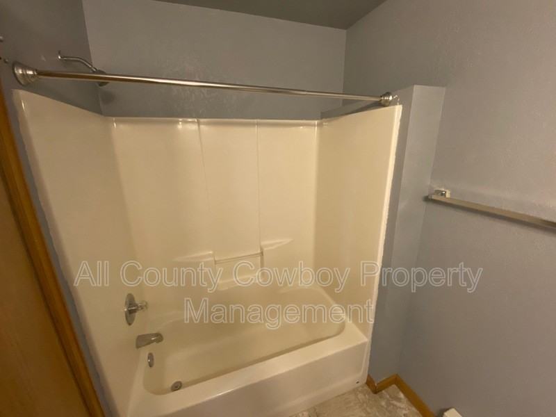1557 Jefferson St #B - Photo 5 of 8