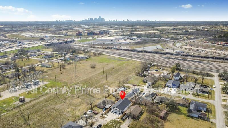 5201 Fairchild St - Photo 4 of 26
