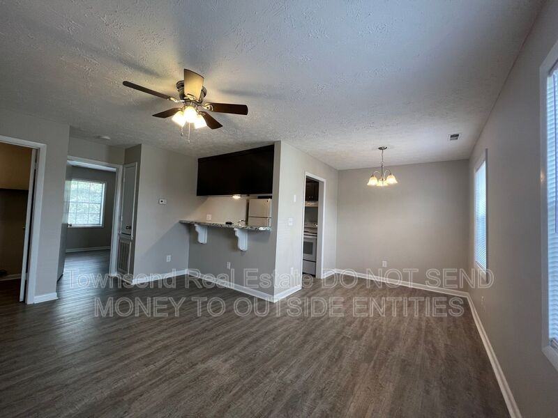 1429 Ireland Dr Apt B - Photo 2 of 11