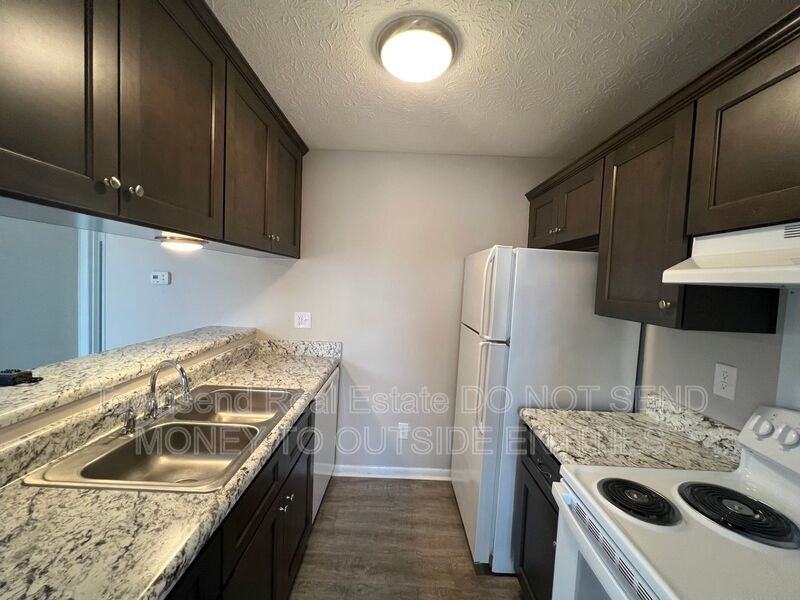 1429 Ireland Dr Apt B - Photo 3 of 11