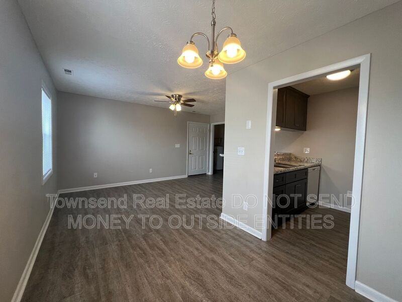 1429 Ireland Dr Apt B - Photo 4 of 11