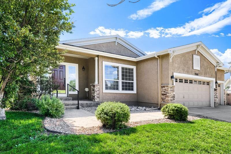 9506 Hollydale Ct - Photo 2 of 33