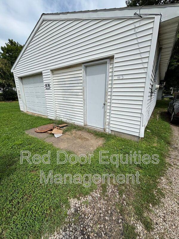 132 Lake St - Photo 3 of 4