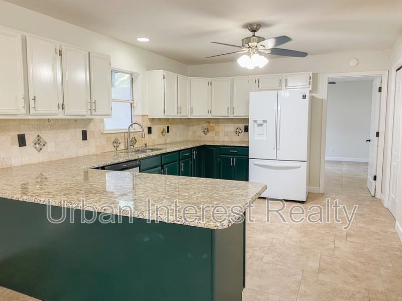 505 Beach Dr - Photo 5 of 23