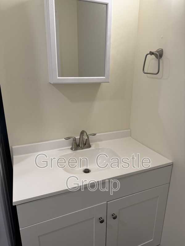 252 College St - Photo 4 of 9