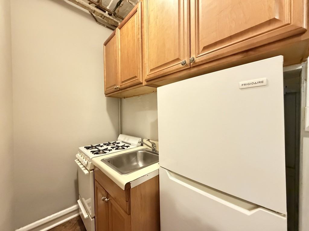 2827 N Burling St #01 - Photo 4 of 21