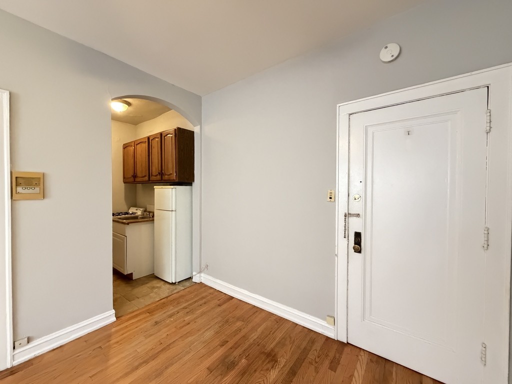 2827 N Burling St #102 - Photo 3 of 21