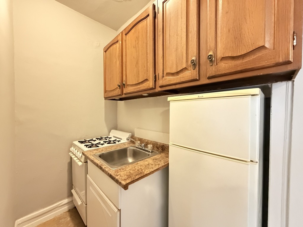 2827 N Burling St #102 - Photo 5 of 21