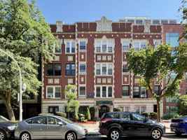 featured image of 511 W Melrose St #412