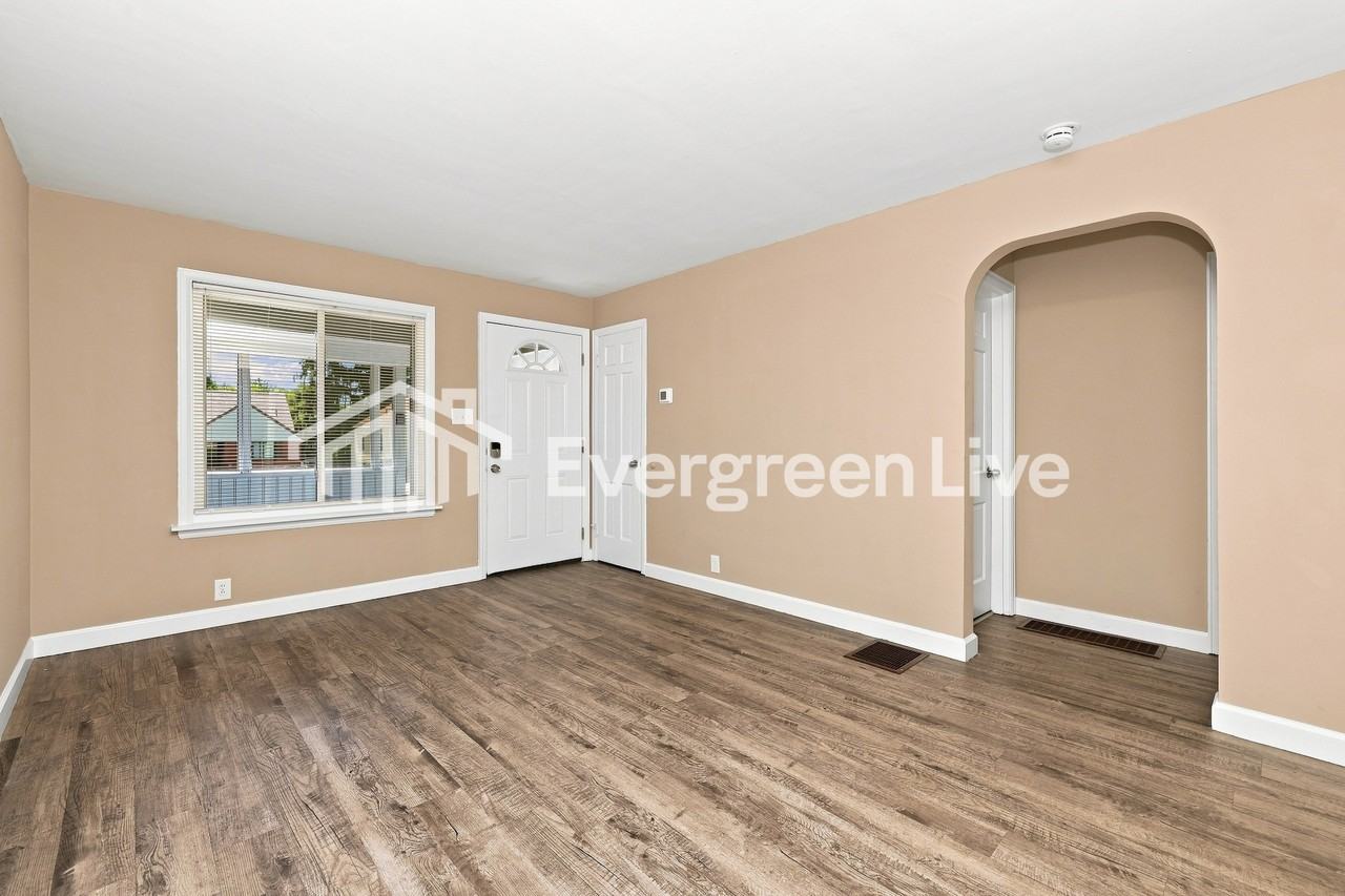 161 Basswood Ave - Photo 2 of 15