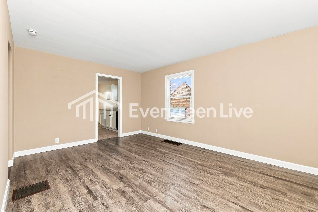 161 Basswood Ave - Photo 3 of 15