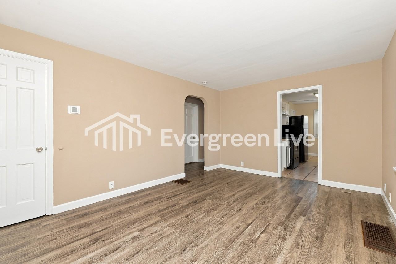 161 Basswood Ave - Photo 4 of 15