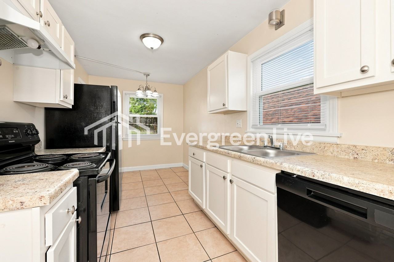 161 Basswood Ave - Photo 5 of 15