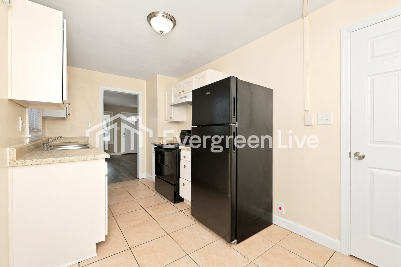 161 Basswood Ave - Photo 6 of 15