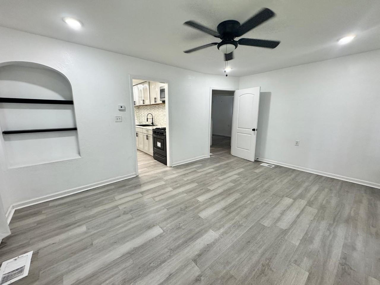 1701 Ottawa Dr - Photo 2 of 13