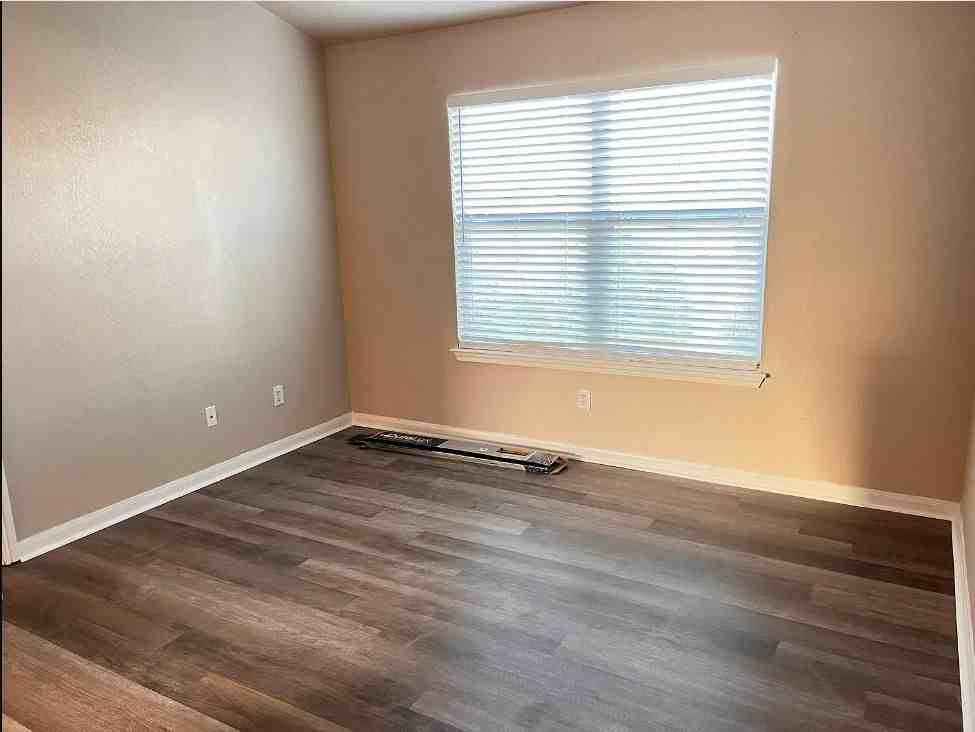 243 Devonshire Dr - Photo 5 of 10