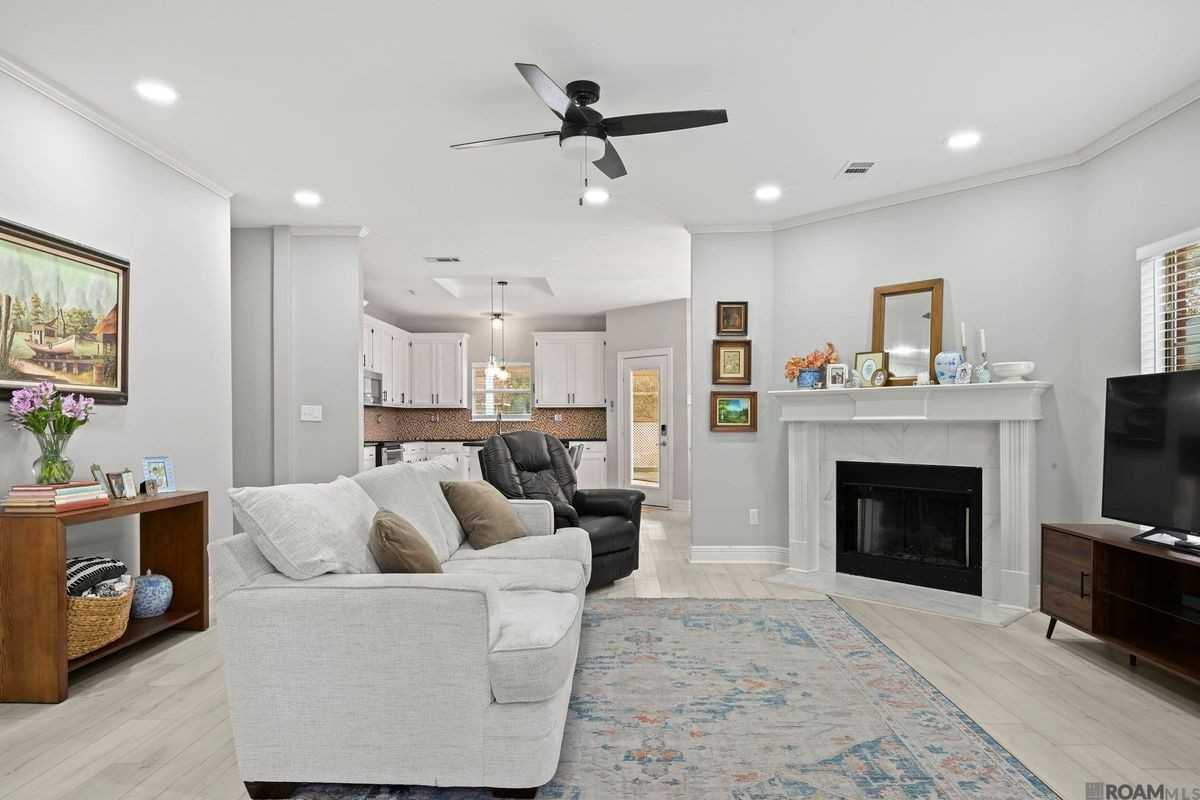 18529 Lake Camellia Ave - Photo 3 of 20
